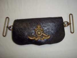 British ammunition pouch of the Royal artillery, with badge complete worn condition. Engels leren Giberne tasje van de Veldartillerie met embleem gedragen staat maar compleet. Emblemen zijn vuurverguld, geen draagriem.