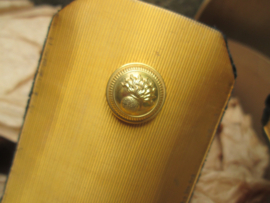 A pair of French officers epaulets in the original box nice quality. Franse gouden infanterie epauletten luitenant, zeer nette staat in originele doos.