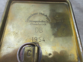 German railroad lamp, complete. Duitse spoorweglamp, 1958. geheel compleet, met rood en groen glas en koperen brander.