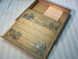 Toy box with military pictures. Houten doos speelgoed met militaire afbeeldingen.