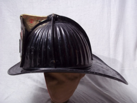 US Fire Department helmet, metal- Senator pattern, nearly mint condition. Amerikaanse metalen brandweerhelm SENATOR model, in een absoluut goede bijna MINT staat.