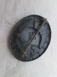 German wounded badge - black. Duits gewonden embleem in het zwart, geen maker.