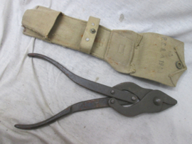 British wire- cutter in canvas pouch. British draadkniptang in canvas hoes