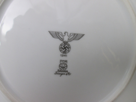 German saucer regular army. Duits etens bord met Wehrmacht adelaar en datum.