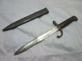 Miniature bayonet very detailed. Miniatuur bajonet in schede, zeer natuurgetrouw gemaakt. lijkt net een echte, zeer hoge kwaliteit en oog voor detail, aparte miniatuur.