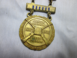 US sharpshooter badge of the NRA. National Rifle Association, Junior Division,  Amerikaans embleem scherpschutter bij de NRA