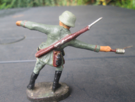 ELASTOLIN German soldier wit handgrenate, Duitse soldaat met granaat.