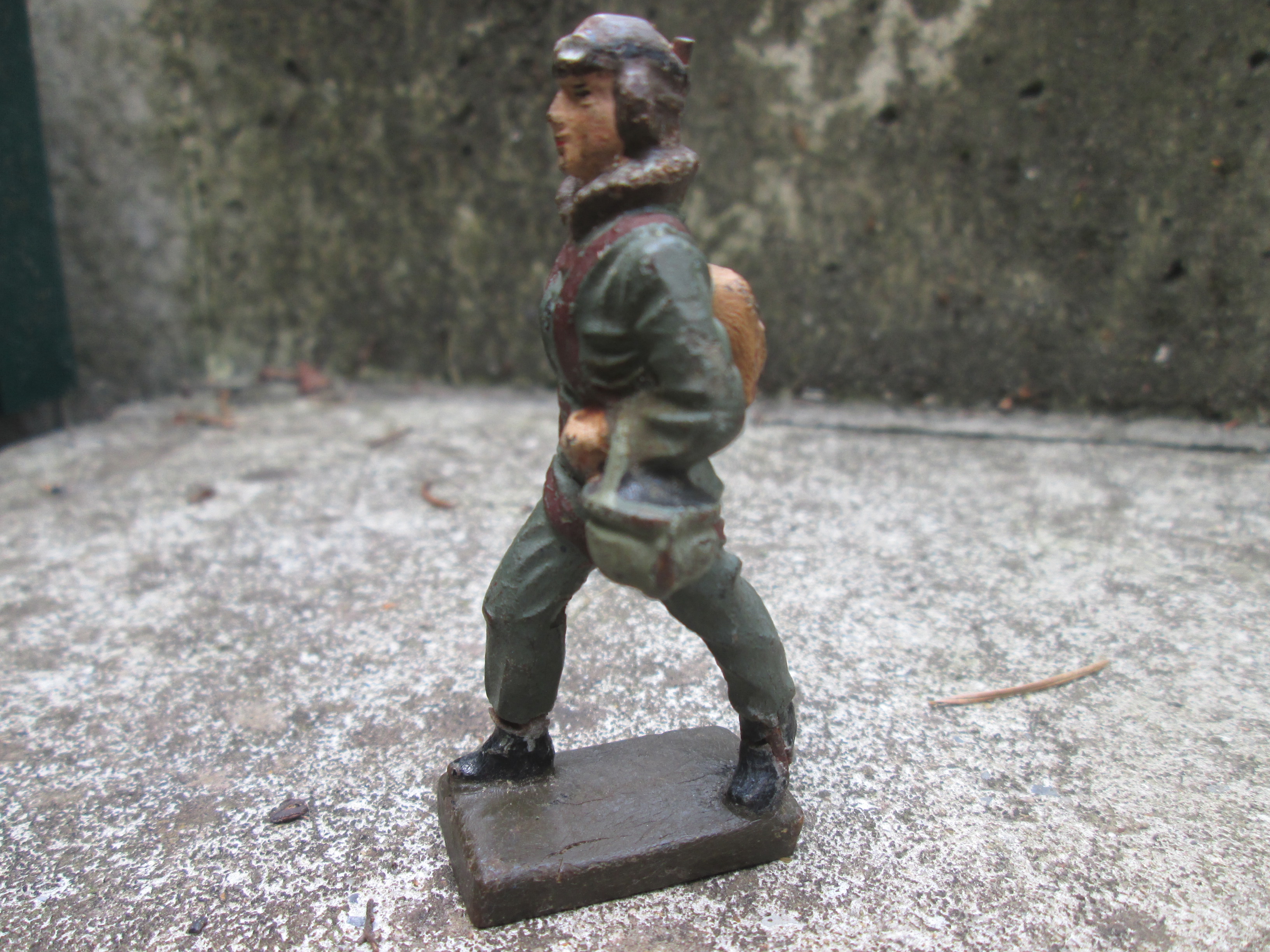 LINEOL German pilot with crash helmet. Lineol Duitse vliegenier met parachute zeer leuk model.