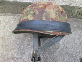 Belgium paratrooper helmet, german model used in the 70-80. Belgische parahelm, Bundeswehr model. mooi met nog camouflage doek, komt zo van de eigenaar. dat maakt de helm levendig en origineel.