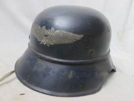 German Air- Defense helmet. Duitse helm van de Luftschutz, Gladiator model, met originele decal en binnenwerk. Helm in een zeer nette staat.