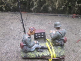 ELASTOLIN 2 soldiers with radio. 2 Duitse soldaten met radio en los morse plaatje. bespeelde staat