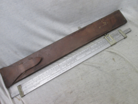 British Army Artillery , slide rule MK IV, made by Dring&Fage, London, dated 1917, in original leather pouch, both marked with Broad Arrow. Engelse artillerie meetlat 1917 compleet.