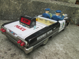 Tin toy mechanical batteries, Police car making noise sirene and light flashlight and STOP sign. Made in Japan Blikken politieauto werkend zwaailamp sirene, stop bord op batterijen. DAIYA Highway Patrol.