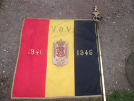GERESERVEERD Belgium vetrans flag. with flagpole. Belgische veteranen vlag Vereniging van Oudstrijders UFAC/ VOV. 1940/1945 met deelbare stok en vlaggentop decoratief stuk.
