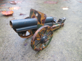 Tin gun. Blikken kanon camo bespeeld.