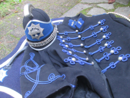 Dutch ERE ESCORTE helmet uniform and saddle blanket ( sjabrak) . Lot van Rijkspolitie ere  escorte helm, uniform en paarde deken met emblemen.