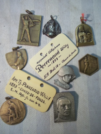 Lot of personal badges and ID plaques Swiss army WW1. Lot van verschillende Zwitserse emblemen en naamplaatjes, vele op naam en op regiment nummer. leuk lot.