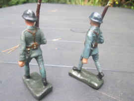 DURSO 2 marching soldiers. 2 marcherende soldaten.