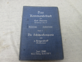 Duits handboek soldaat linnen kaft. Das Kommandobuch - Die Schützenkompanie - juni 1940 - instructieboek met afbeeldingen.