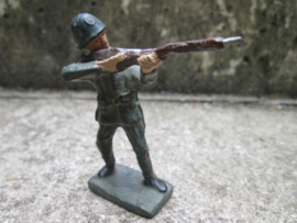 DURSO Dutch soldier shooting with rifle Nederlandse soldaat staand met geweer.