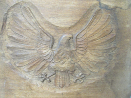 Wooden plaque, handmade by a Hitler- Jugend or BDM member. Houten snijwerk, met de typische HJ- BDM adelaar, dit soort werkjes werden gemaakt op kampen en clubs. 38 cm bij 35 cm. Zeldzaam stuk.