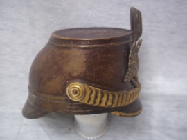 Bronzen miniatuur Schako, Pruisen, met los embleem en cocarde en vuurvergulde accenten, afmeting 8,5 cm bij 7 cm hoog. Leuk zeldzaam bronsje en gedetailleerd gemaakt TOP stuk.