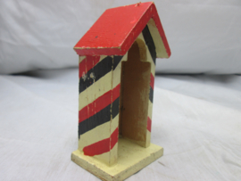 German guardshouse in the national colours. Houten wachthuisje in de Duitse kleuren.