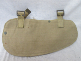 British entrenching tool pattern 1937. Engelse pikhouweel met stok in canvas hoes met bajonet aansluiting