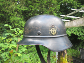 German double decal Police helmet. Duitse polizei helm. met dubbele decal geplaatst op een luftschutzhelm. werd vaak gedaan. kradfahrerhelm mooi gemerkt op naam  bijzonder stuk.