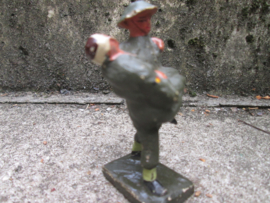 DURSO Belgium soldier carrying a wounded soldier. Belgische gewonden drager leuke set.