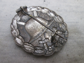 German wounded badge in silver. name scratched insite. Duits gewonden embleem zilver.