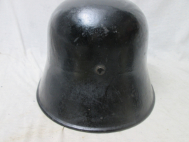 German helmet WW1 pattern, used by the Reichswehr and Polizei. Duitse helm WO1 model, gebruikt door de Reichswehr en politie, zware kwaliteit maat ET66, met bijzondere maker mooie eerlijke helm.