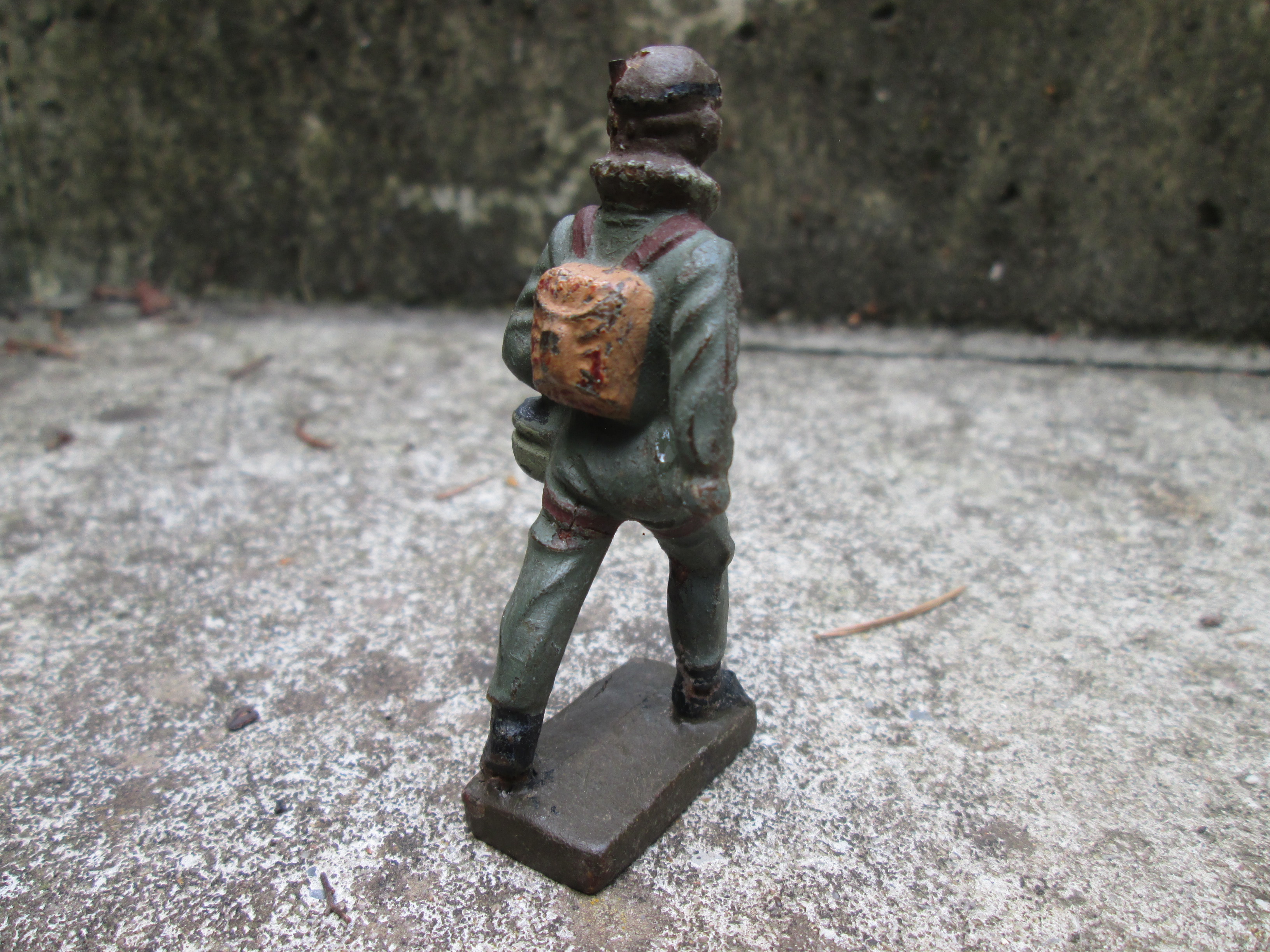 LINEOL German pilot with crash helmet. Lineol Duitse vliegenier met parachute zeer leuk model.