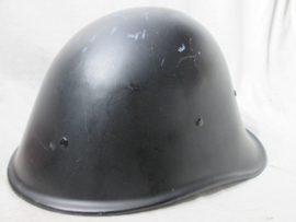 Nederlandse helm van de oproerpolitie jaren 50, in een totale MINT staat, bijzonder is het dat deze helm van model 1927-1928 is, voorzien dan van een nieuw binnenwerk  om doorgedragen te worden door de politie.