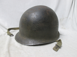 US- M1 combat helmet front seam, fixed bail. complete with innerliner, nicely marked, . Amerikaanse M1 helm zo gevonden in Zuid- Limburg Nederland,compleet met binnenhelm WW2.
