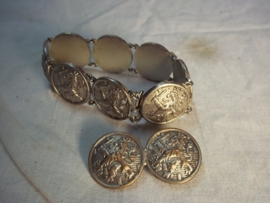 GERESERVEERD Bracelet and broche made of Dutch military buttons in wartime. Armband en broche gemaakt van Nederlandse legerknopen in bezettingstijd.