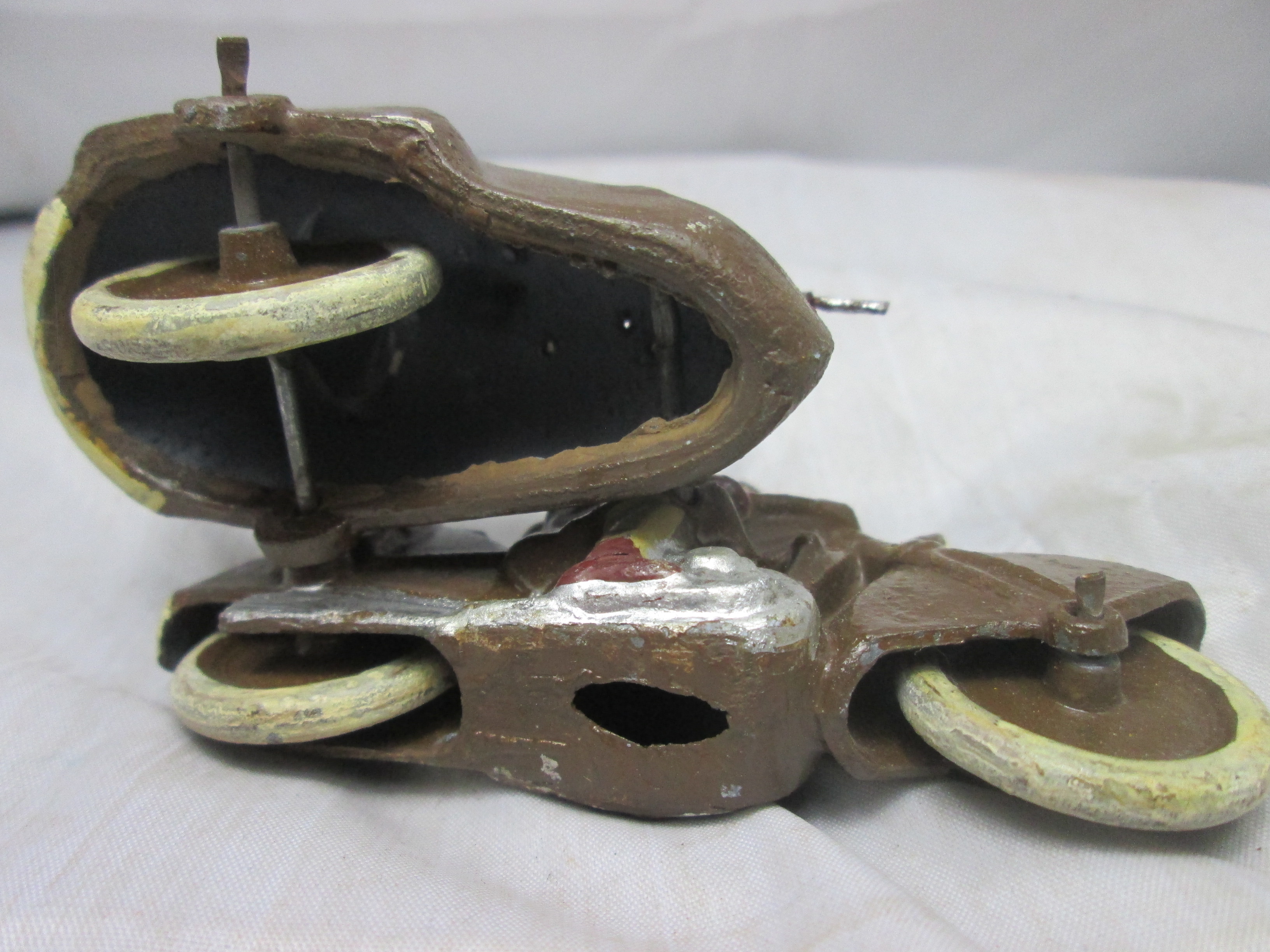 Aluminium French army motor with sidecar, very rare. Aluminium motor met zijspan Frans leger met 2 militairen, bijzonder stuk.