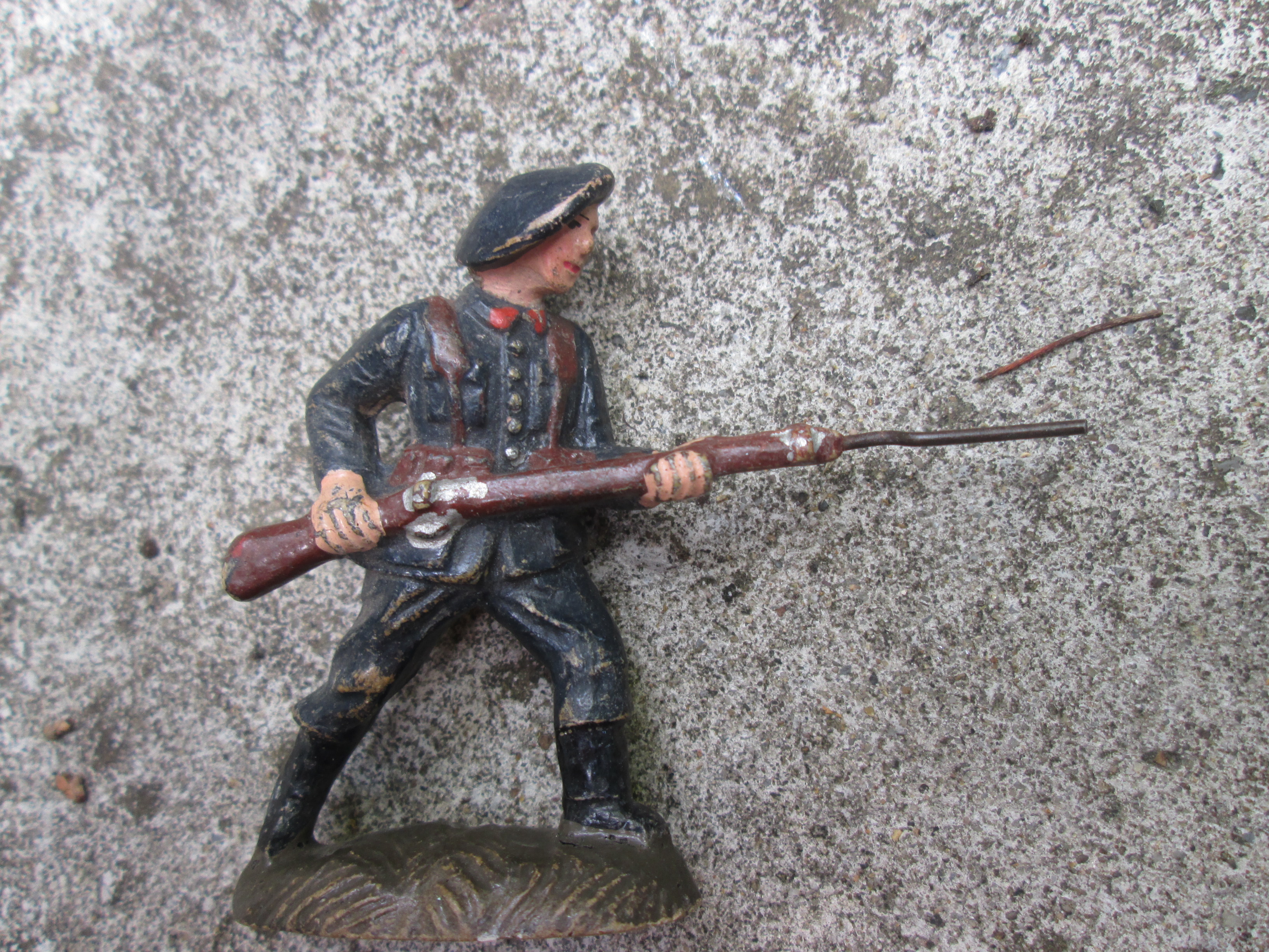 French chausseur alpine soldier. Speelgoed soldaatje Franse Alpine jager met blauwe baret