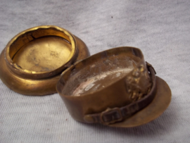 Trench- art a British cap with little badge as box. Loopgraven kunst Engelse leger pet met embleem en kinriem je kunt het gebruiken als pillendoosje.zeer bijzonder stuk als loopgraven kunst. zeldzaam.