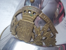 French fire helmet, modell 1926 with firedepartment badge of a city. Franse brandweerhelm M-26 compleet, met embleem met stadswapen, zeer apart.