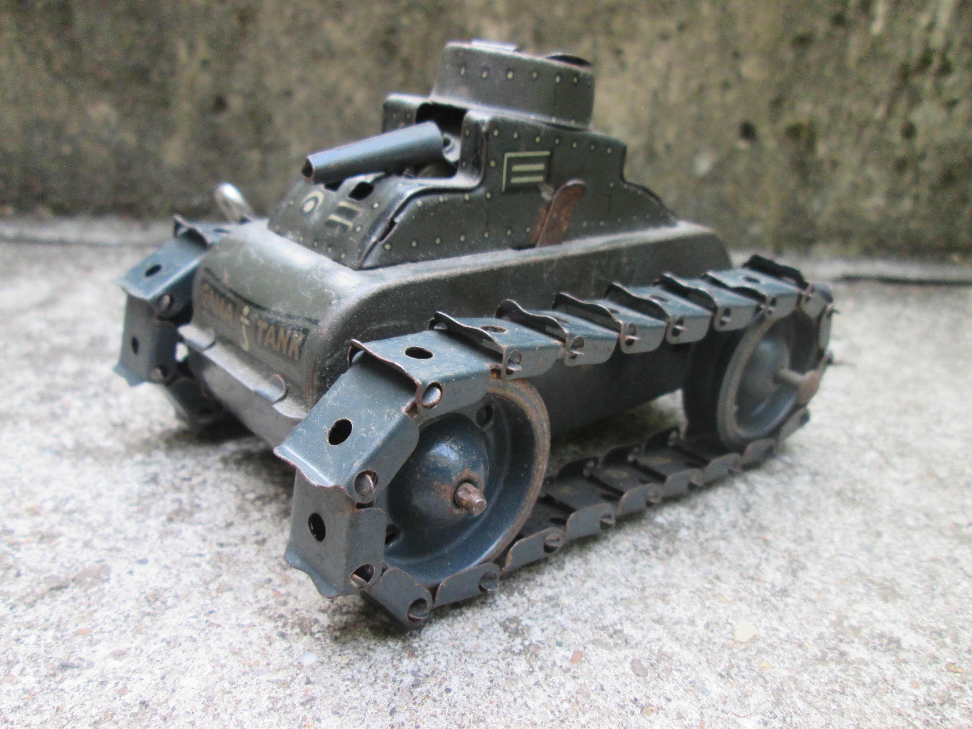 TIN toy, German tank GAMA with original gama key. Duitse blikken speelgoed tank merk GAMA, met originele opwindsleutel,omstreeks 1935, werkend goede staat.