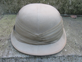 British pith helmet.early model. nicely marked with broad arrow and dated 1941. Engelse tropenhelm vroeg model, na 1942 werden er andere typen helmen uitgereikt. dit model is iets moeilijker te vinden. mooi gemarkeerd. gedragen staat.