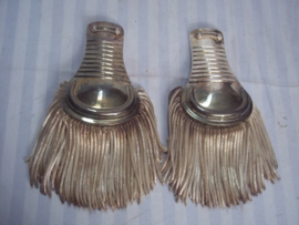 Italian epaulets used by the carrabinierie. 1900- 1990. Italiaanse schouder epauletten zilverkleurig in doos. voor seremonieel nog gebruikt, maar gedragen vanaf 1900.