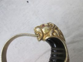 German Wehrmacht sword with lion head and red stones as eyes. Duits Wehrmacht sabel, geen maker, met leeuwenkop en 2 rode stenen als ogen zeer nette staat worden steeds moeilijker om te vinden.