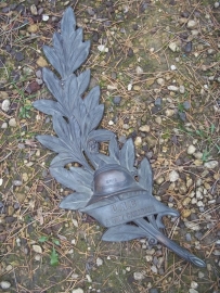 French grave memorial, Palmtak van de Franse UNC, brons met casque adriane, voor op graf of monument