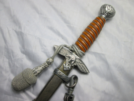 German Air Force dagger 2nd pattern complete Orginal Eichorn. Duitse ponjaard, sierdolk van de Luftwaffe met troddel en drager DRGM gemerkt met oranje handvat, zeer nette staat, naam eigenaar erin gekrast.