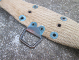 US- Army M1912 cavalery pistolbelt, very rare with sword holder. De wat zeldzamere variant van de pistolbelt is de cavalerie uitvoering M1912 nette staat. De riem is gedateerd 1916. met makers stempel. moeilijk leesbaar. met sabeldrager.