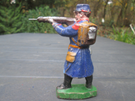 French soldier WW1 shooting soldier. 10 cm. Franse soldaat WO1.