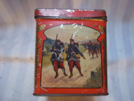 Blikje met militaire afbeeldingen. Het Franse leger uit WO1 met dragonders, zouaven, kurassiers marine en de gewone poilu. kleurrijk blik en zeer decoratief.