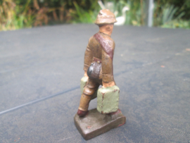 LINEOL Belgium soldier carrying amo boxes. smaler size. Belgische soldaat draagt koffers. kleiner model.